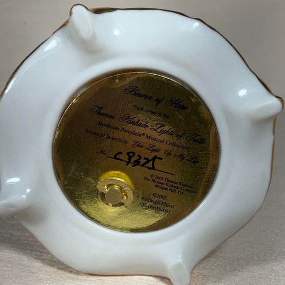 2005 Thomas Kinkaid Beacon of Hope Lights of Faith Musical Porcelain Egg - Picture 9 of 10